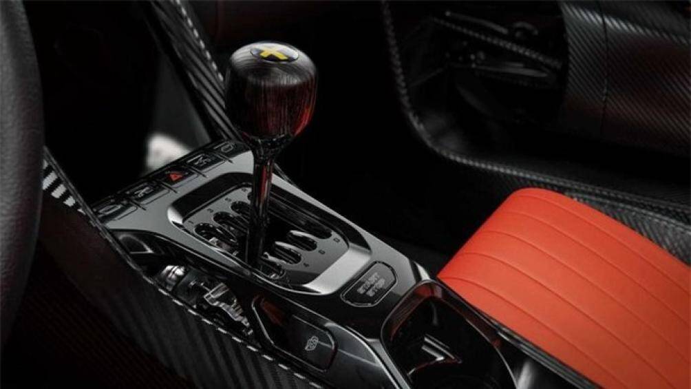 Điểm đặc biệt này là hộp số giờ đây có thể biến thành một hộp số sàn 6 cấp, với chân côn, cần gạt như hộp số sàn truyền thống