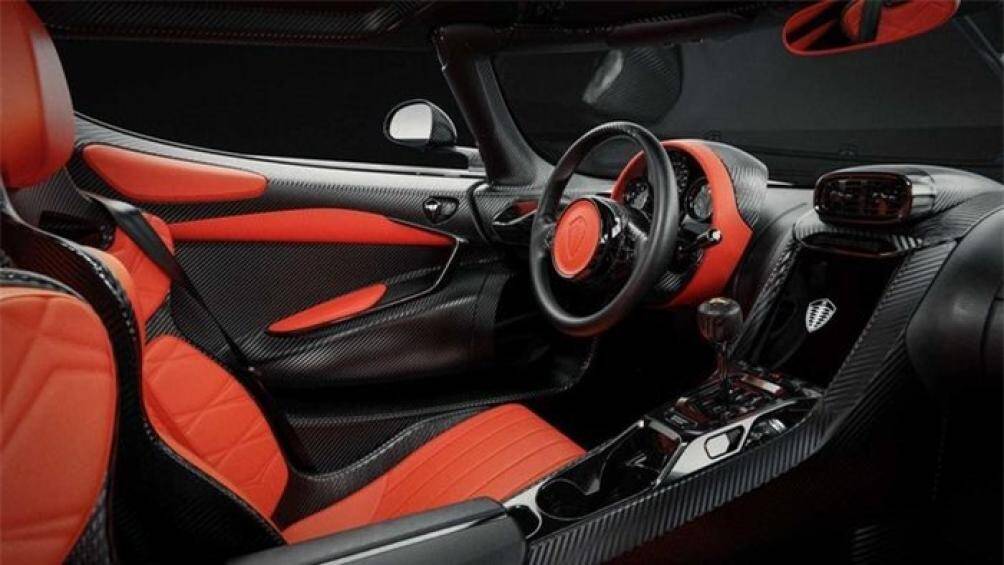 Khoang lái bên trong của CC850 sở hữu thiết kế đặc biệt với cụm đồng hồ mới, màn hình lớn đặt giữa