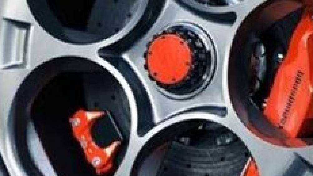 Cơ cấu chuyển số được để lộ bên dưới, cần gạt phía trên được làm bằng gỗ và đính lá cờ Thụy Điển