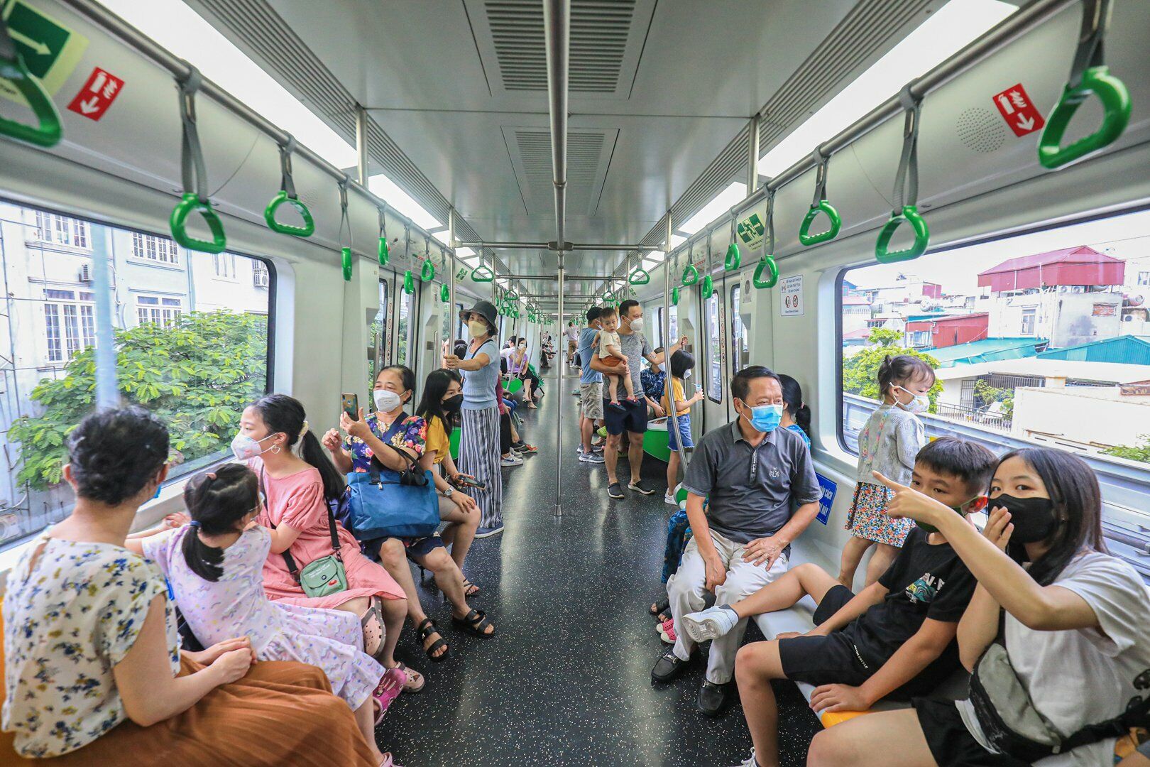 Do trời Hà Nội có mưa nên lượng khách đi tàu Cát Linh - Hà Đông hôm nay cũng thưa vắng hơn ngày thường.