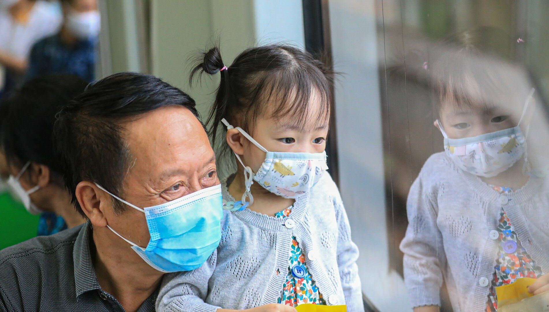 Các em nhỏ được người thân  cho đi tàu để có thêm trải nghiệm thú vị