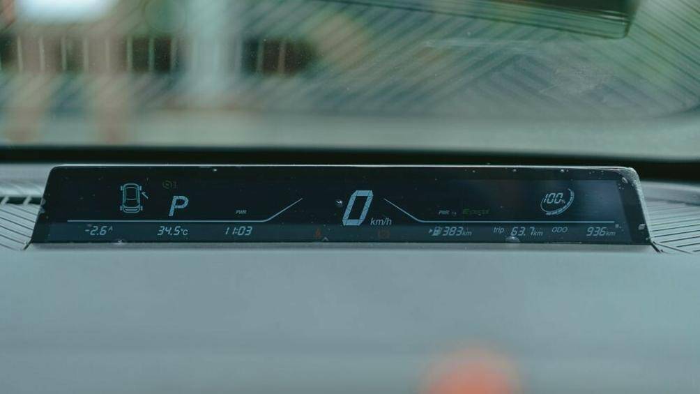 Bên cạnh đó là những trang bị an toàn khá cơ bản như hệ thống kiểm soát hành trình, phanh đỗ xe điện tử, camera lùi, 2 túi khí...