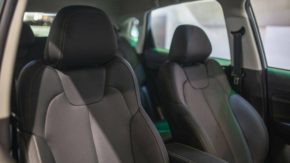 Ghế trước chỉnh điện 4 hướng và bọc da tổng hợp