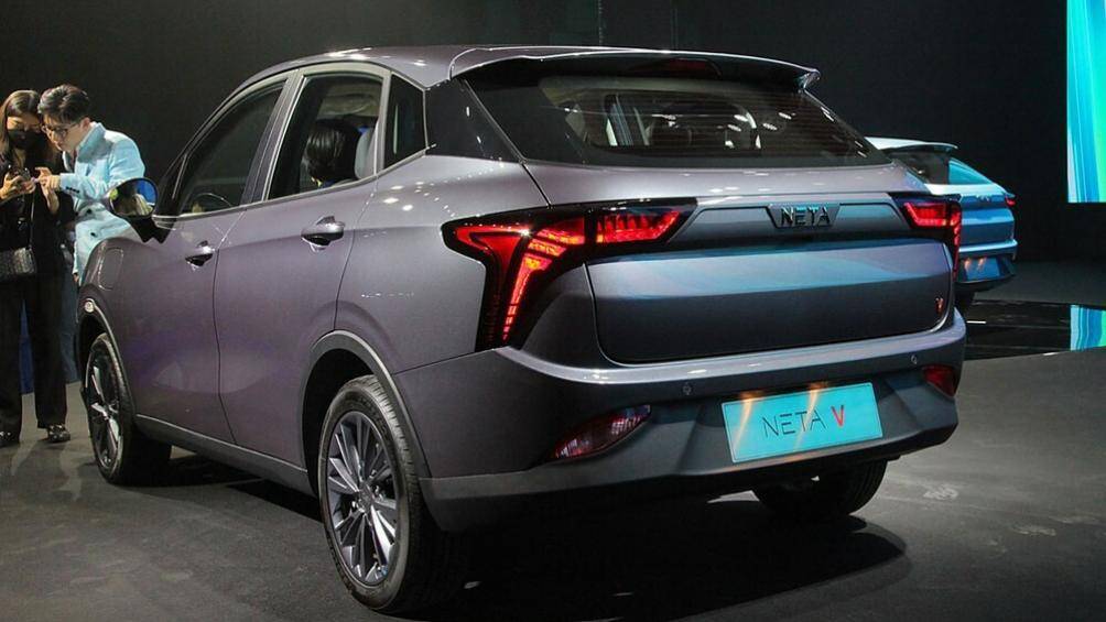 Tại thị trường Thái Lan, Neta V EV có những trang bị đáng chú ý như đèn pha Halogen tự động bật/tắt, mâm 16 inch...