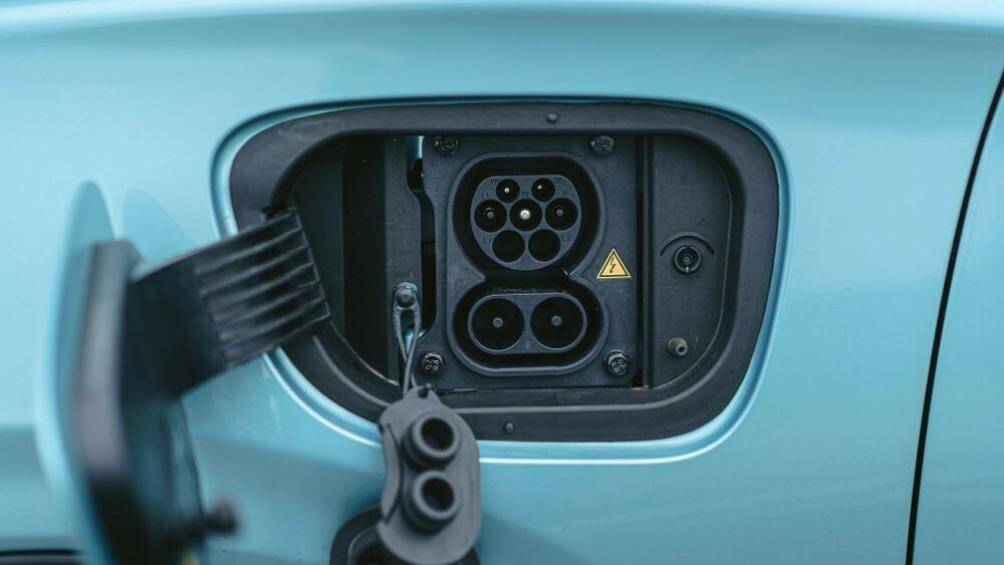 Với hệ thống sạc AC, thời gian sạc đầy pin sẽ là 8 tiếng. Với hệ thống sạc nhanh DC, thời gian sạc dung lượng pin từ 30% lên 80% là 30 phút