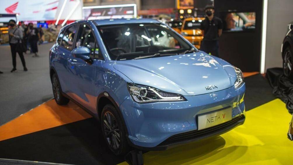 Neta V EV là mẫu crossover thuần điện cỡ nhỏ, giá rẻ. Tại thị trường Thái Lan, mẫu xe này có giá chỉ 549.000 Baht (354 triệu đồng)