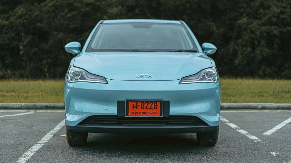 Bên ngoài, Neta V EV có thiết kế khá đơn giản với cụm đèn pha nằm cao, sát với nắp ca-pô, và hốc gió hình thang dưới cản trước