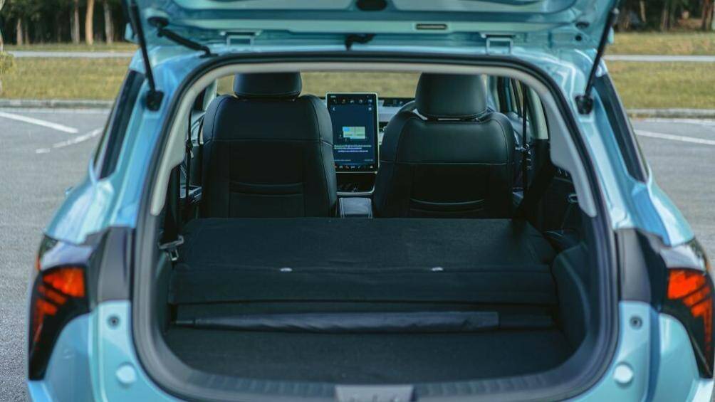 Ngoài ra, xe còn có chiều cao gầm 130 mm và thể tích khoang hành lý 335 lít hoặc 552 lít nếu hàng ghế sau gập xuống