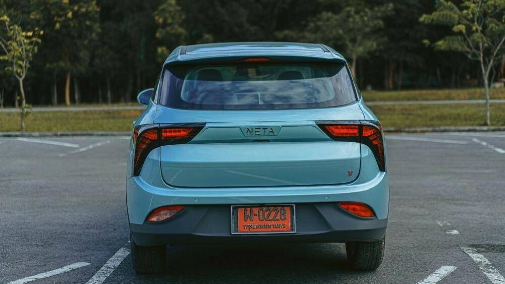 Tiếp đến là nóc dốc dần về phía sau, các cột sơn màu đen và đèn hậu hình chữ "Y"