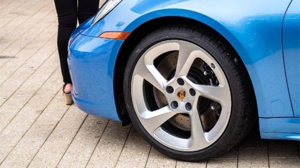 Xe lấy cảm hứng từ Sally Carrera như nước sơn màu xanh Sally Blue Metallic, bộ mâm 5 chấu của mẫu 996 Turbo