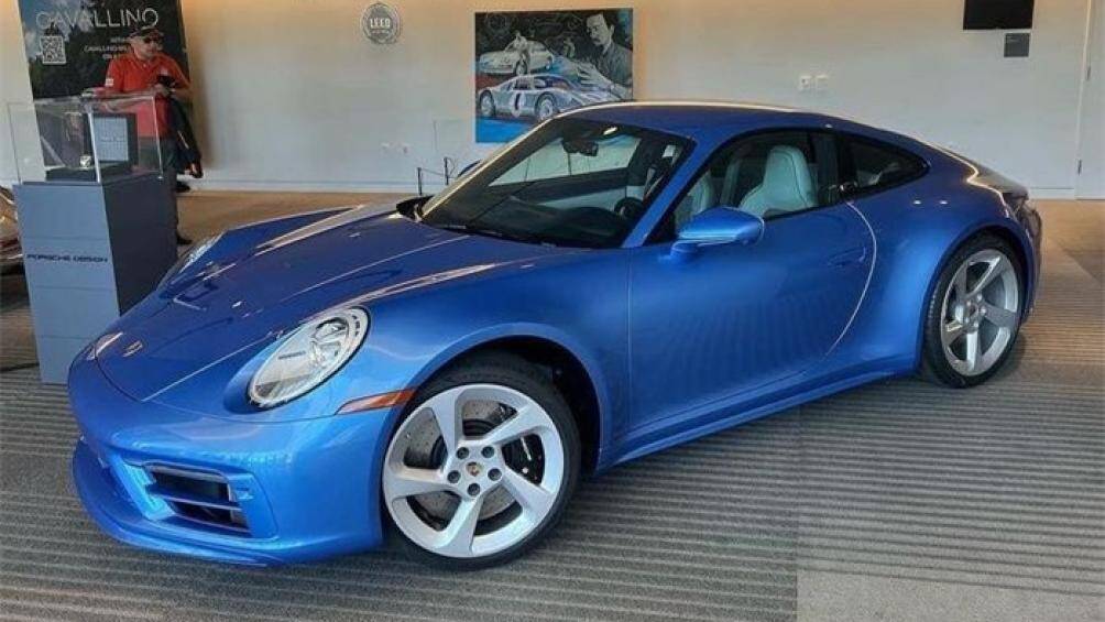 Ngoài ra, người chiến thắng trong cuộc đấu giá sẽ nhận thêm một chiếc đồng hồ Porsche Design độc nhất thế giới