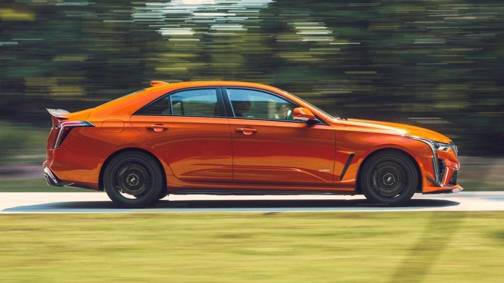 3. Cadillac: Electric Blue (Xanh dương), Blaze Orange (Cam) và Infared Tintcoat (Đỏ)