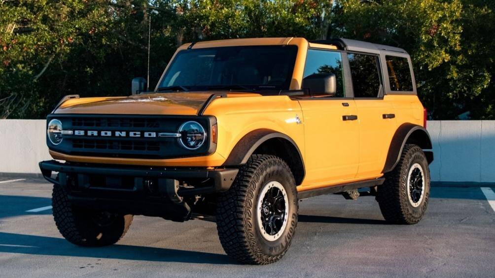 5. Ford: Cyber Orange Metallic Tri-Coat (Cam vàng), Velocity Blue Metallic (Xanh dương), Area 51 (Xanh lam)
