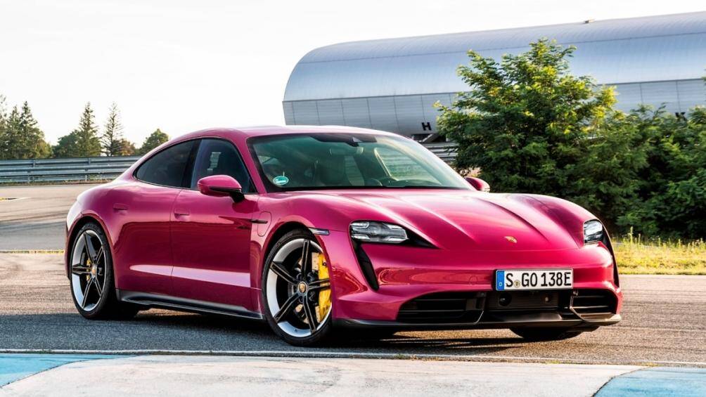 7. Porsche: Frozen Berry Metallic (Phớt hồng), Gentian Blue Metallic (Xanh nước biển), Mamba Green Metallic (Xanh lá cây) hay Carmine Red (Đỏ)