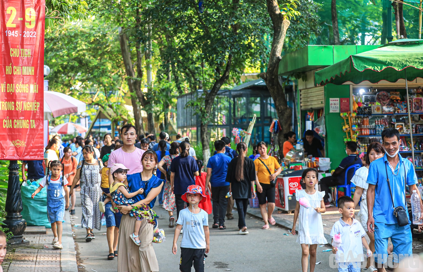 Trong ngày thứ 2 kỳ nghỉ lễ Quốc khánh 2/9, công viên Thủ Lệ (Hà Nội) đón lượng lớn du khách tới tham quan, trong đó chủ yếu là các phụ huynh đưa con nhỏ tới vui chơi, giải trí.