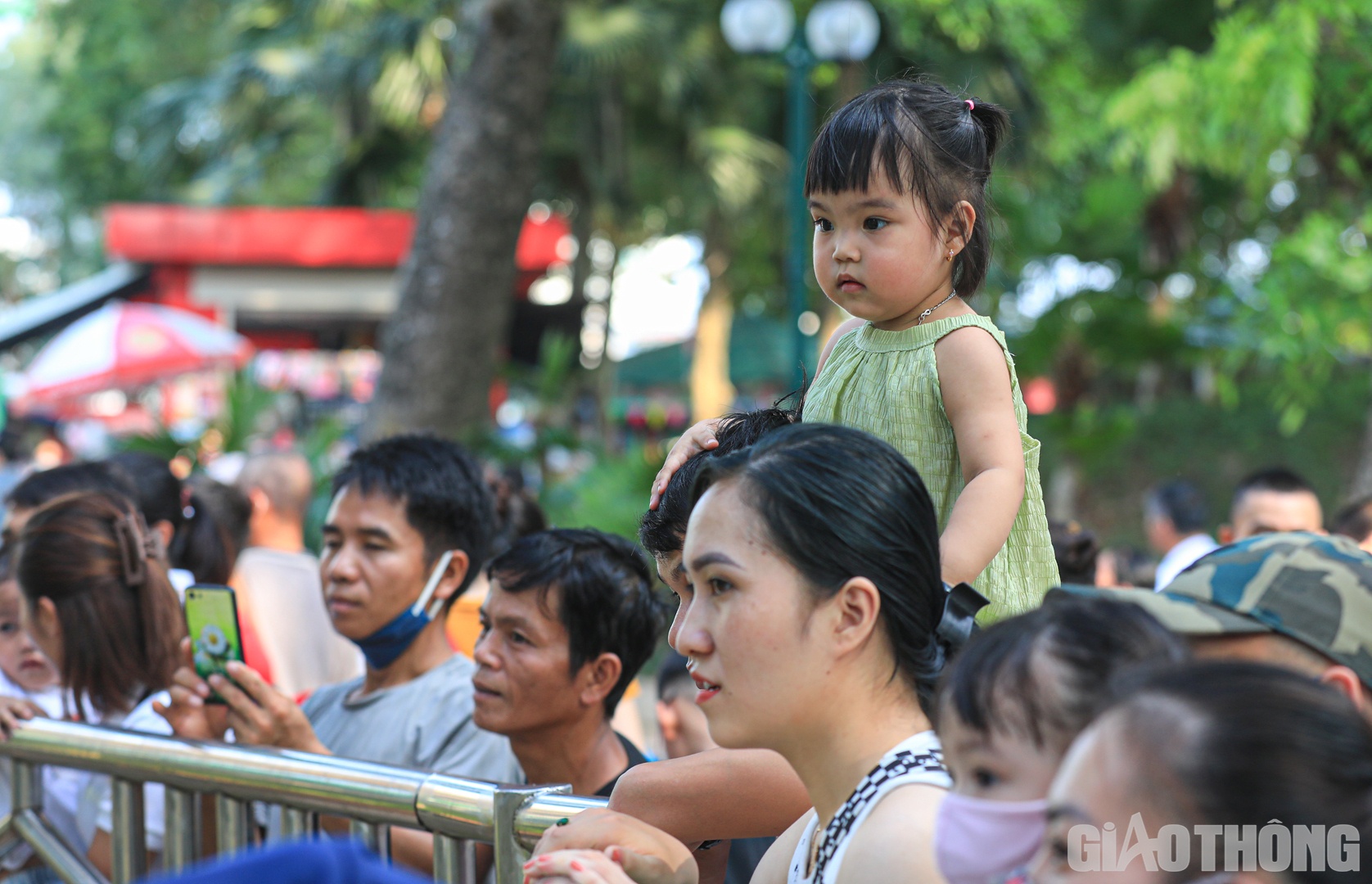 Em nhỏ thích thú khi được tận mắt chiêm ngưỡng các con vật.