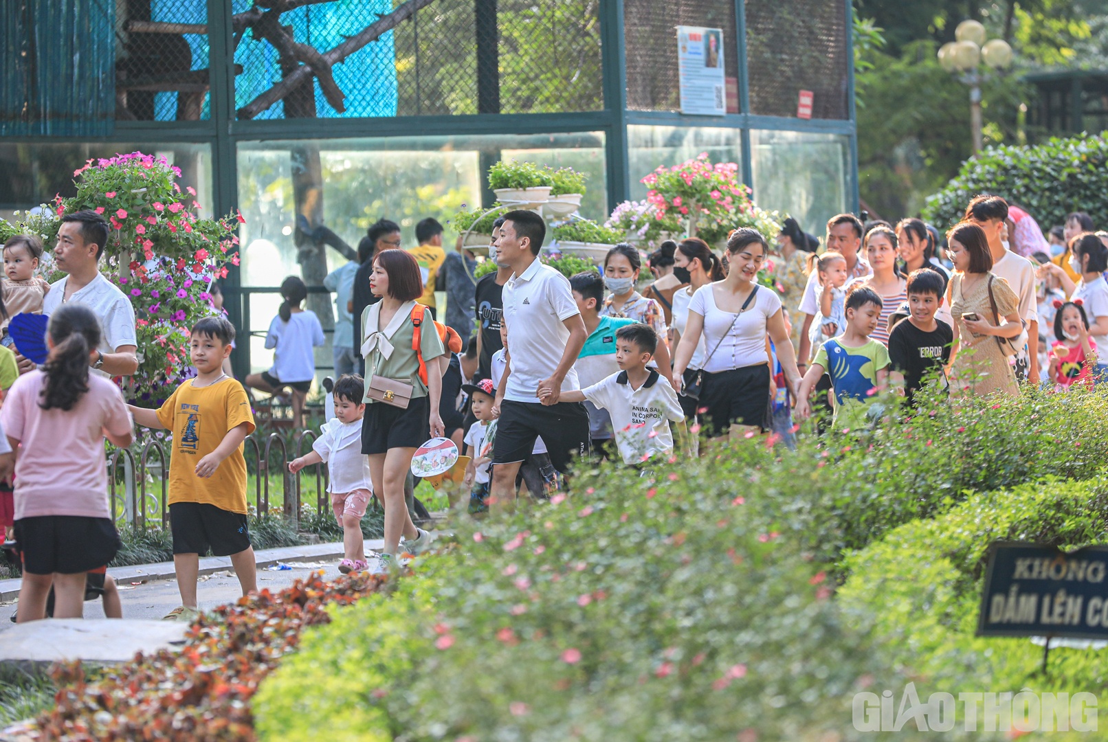 Đến khoảng 17h, vẫn còn khá đông người tham quan công viên.