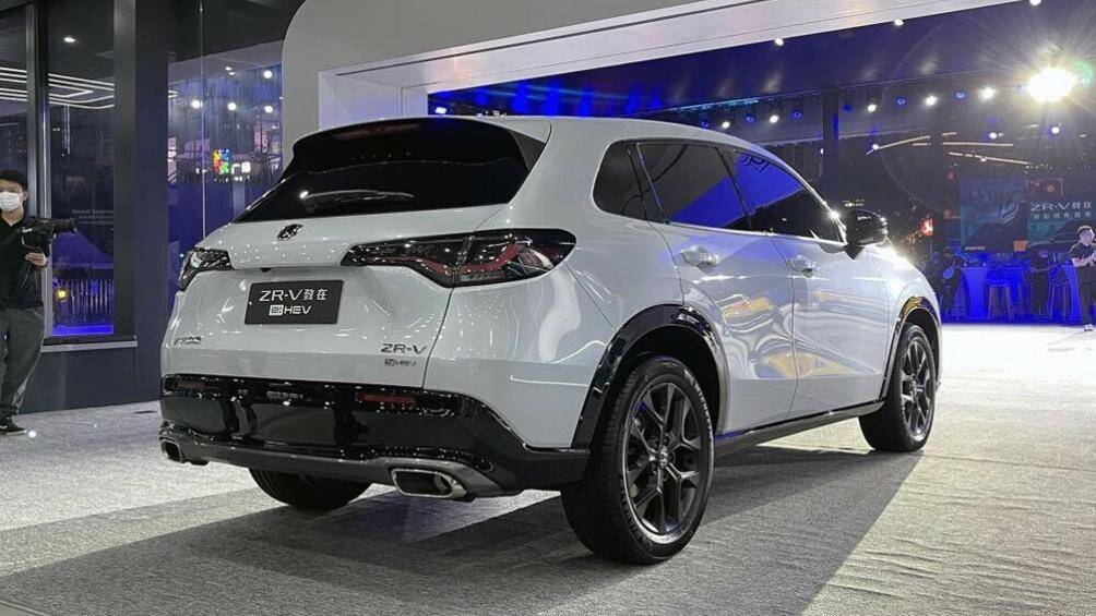 Đằng sau, Honda ZR-V e:HEV 2023 sở hữu cụm đèn hậu LED, cản sau sơn màu đen bóng, 2 đầu ống xả được bao quanh bằng nẹp màu bạc