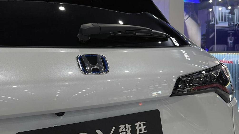 Logo của hãng Honda trên đầu xe và cửa cốp có viền sơn màu xanh dương như dấu hiệu nhận biết cho phiên bản hybrid