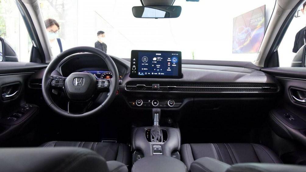 Nếu đúng như vậy, xe cũng sẽ có bảng đồng hồ kỹ thuật số với màn hình LCD 10,2 inch, màn hình cảm ứng trung tâm 10,1 inch đặt nổi