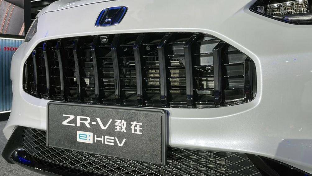 Honda ZR-V e:HEV 2023 được trang bị lưới tản nhiệt hình lục giác nhưng đi kèm nan nằm dọc thay vì mắt lưới hình tổ ong