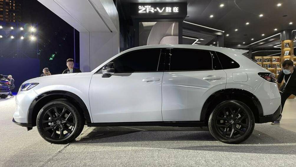 Bên sườn, Honda ZR-V e:HEV 2023 có nẹp màu đen bóng ở hốc bánh và dưới cửa. Vành la-zăng 18 inch có thiết kế 5 chấu kép chữ Y