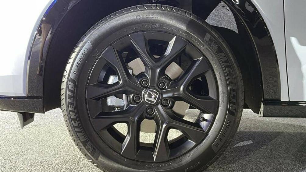 Nằm bên dưới nắp ca-pô của Honda ZR-V e:HEV 2023 là hệ truyền động hybrid, bao gồm máy xăng 4 xi-lanh, dung tích 2.0L