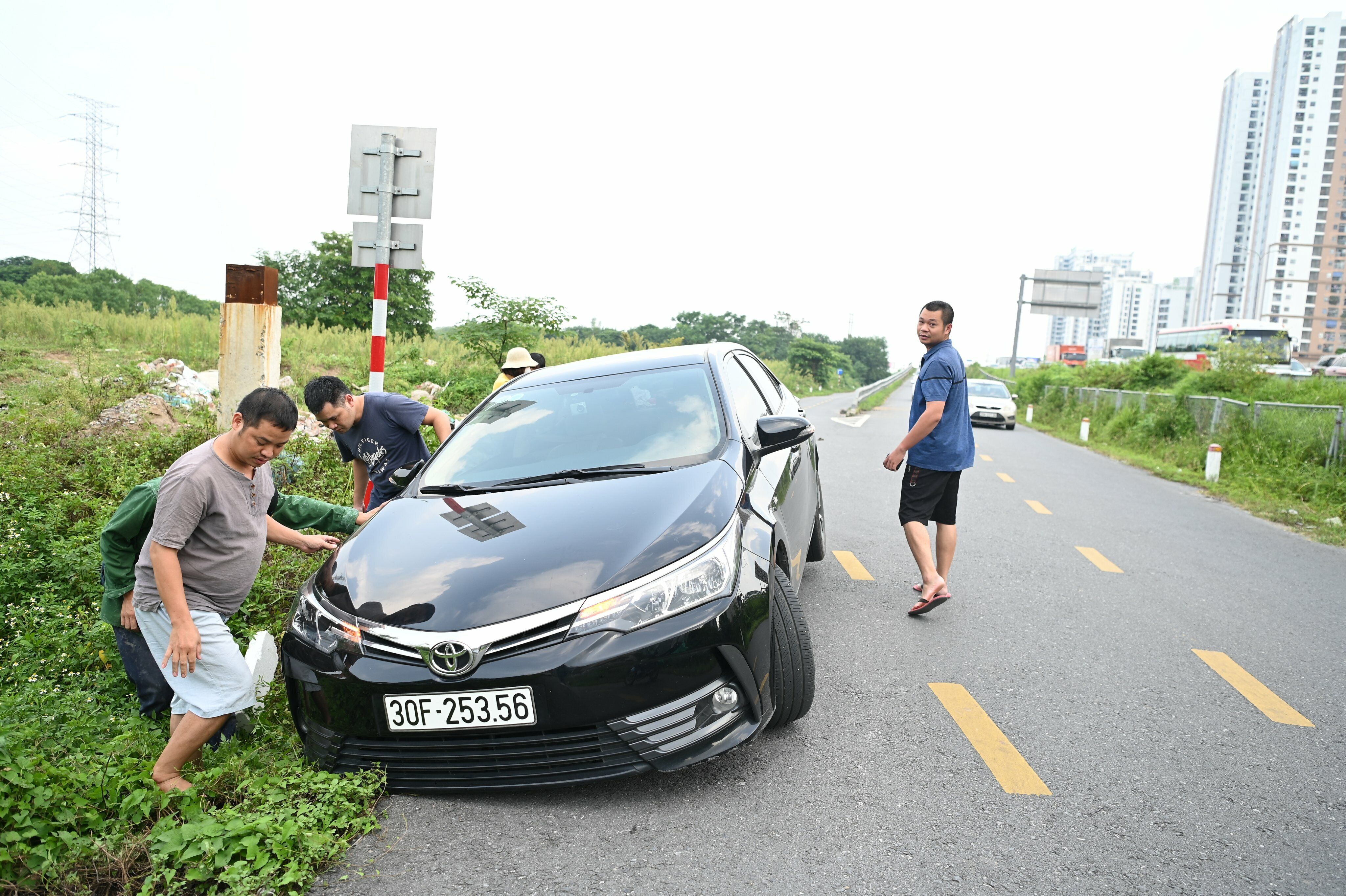 Một chiếc ô tô gặp sự cố khi đi vào đường gom để tránh cảnh ùn tắc trên đường cao tốc