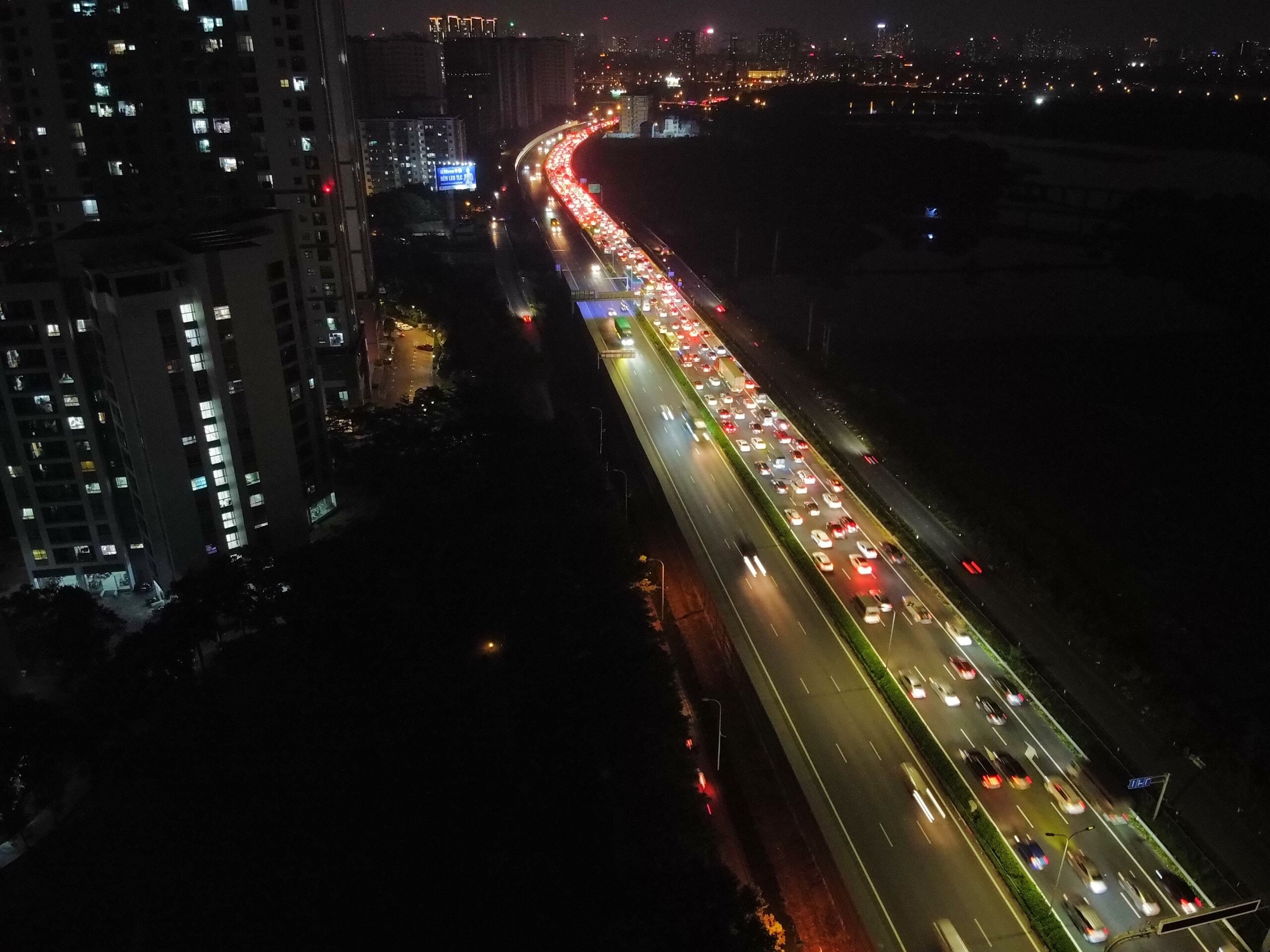Hàng dài xe nhích từng chút một trên đường vành đai 3 về Hà Nội