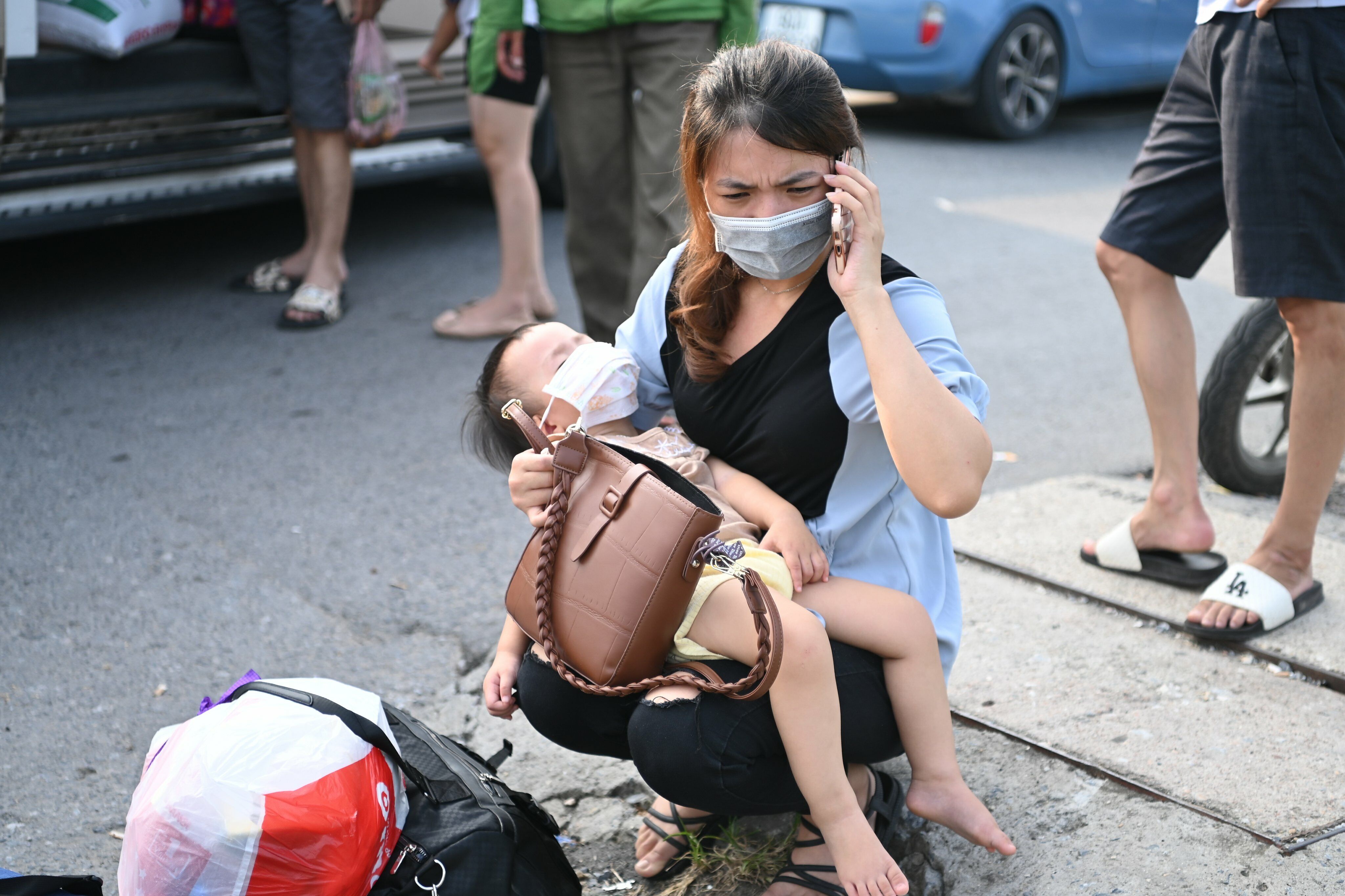 Trẻ nhỏ vật vã cùng mẹ trở lại Hà Nội. Người phụ nữ từ Thái Bình vừa lên đến bến xe ở Hà Nội cho biết, chị quyết định lên Thủ đô sớm để tránh cảnh chen chúc, tắc đường vào ngày mai