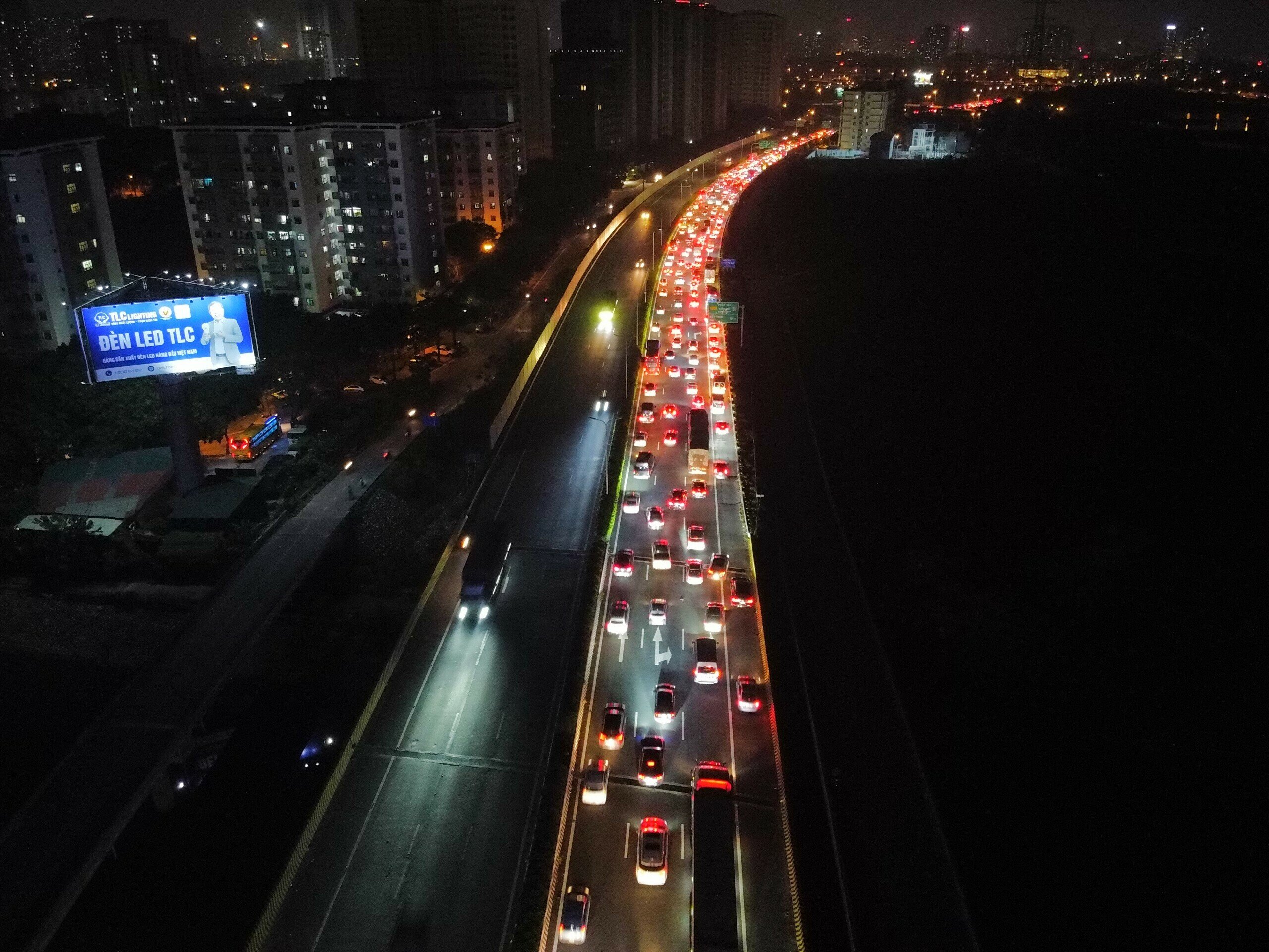 Lượng phương tiện xếp hàng dài tại cửa ngõ phía Nam Hà Nội, cao tốc Pháp Vân - Cầu Giẽ ùn ứ
