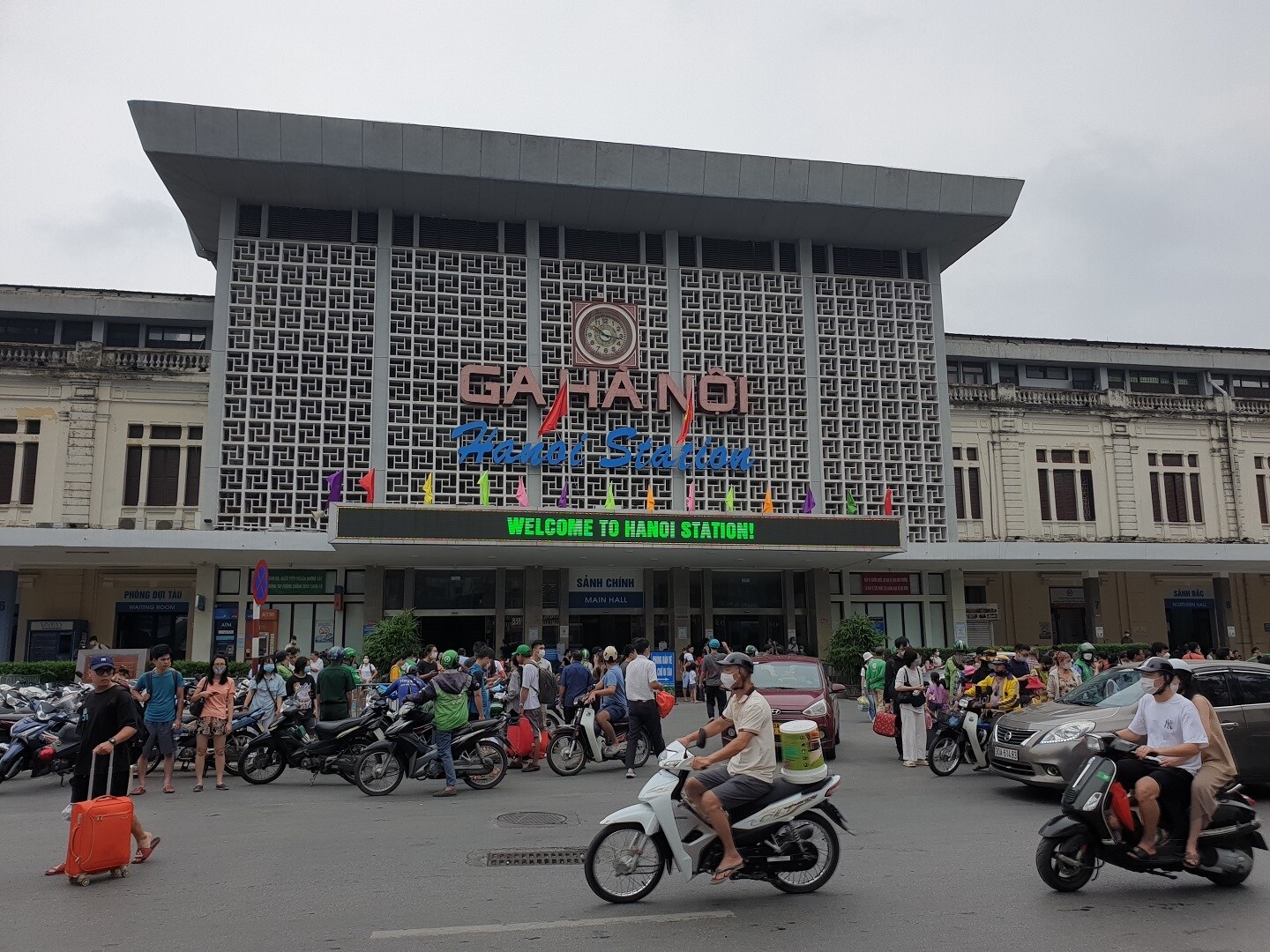 Hôm nay (4/9), ngày cuối cùng kì nghỉ lễ Quốc khánh 2/9 kéo dài 4 ngày, các chuyến tàu đông kín chỗ đưa người dân về Hà Nội để đi học, đi làm.