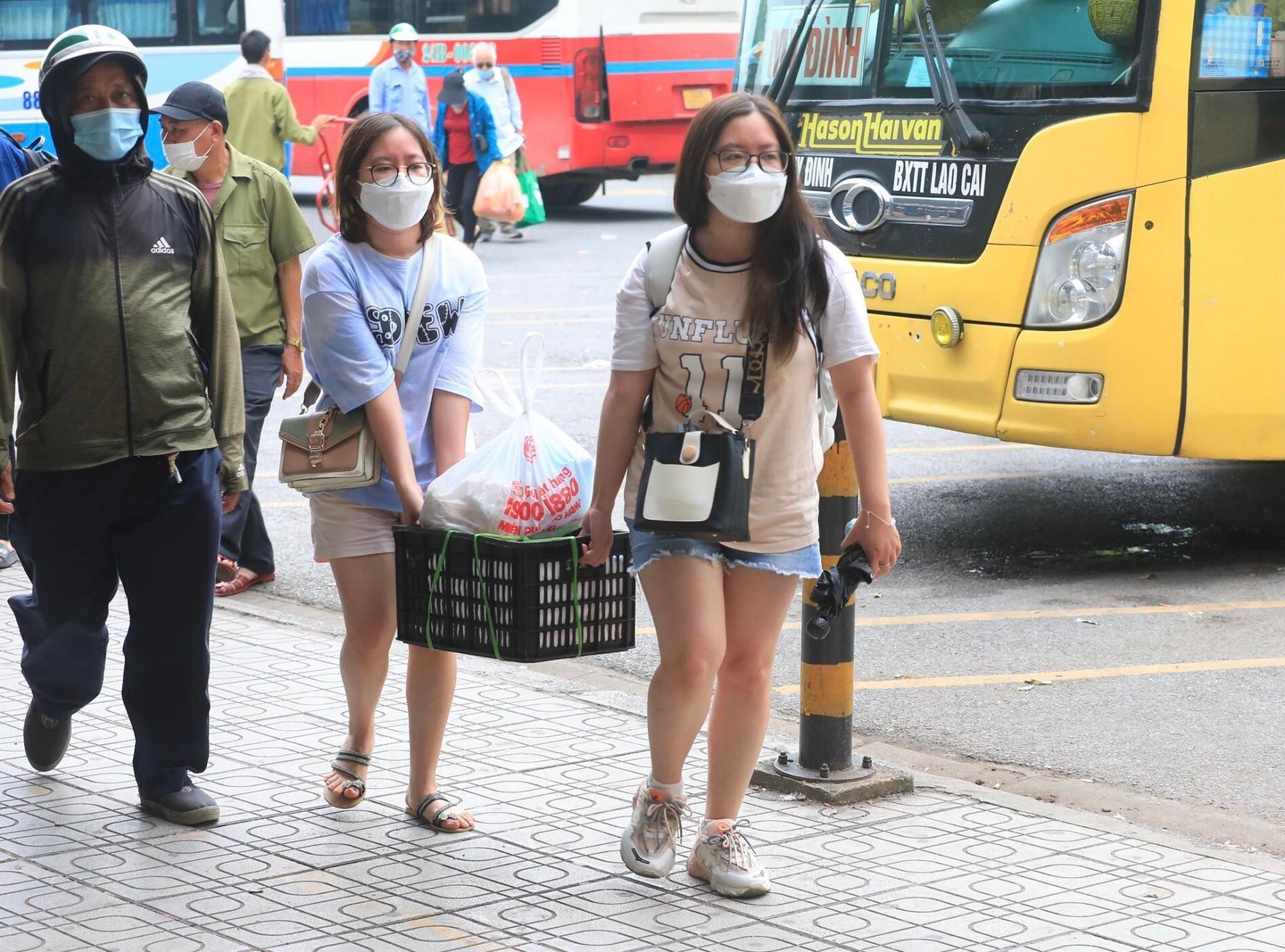 Chiều 4/9, người dân từ nhiều tỉnh, thành đổ về Hà Nội để chuẩn bị cho công việc, học tập sau kỳ nghỉ lễ Quốc khánh kéo dài.