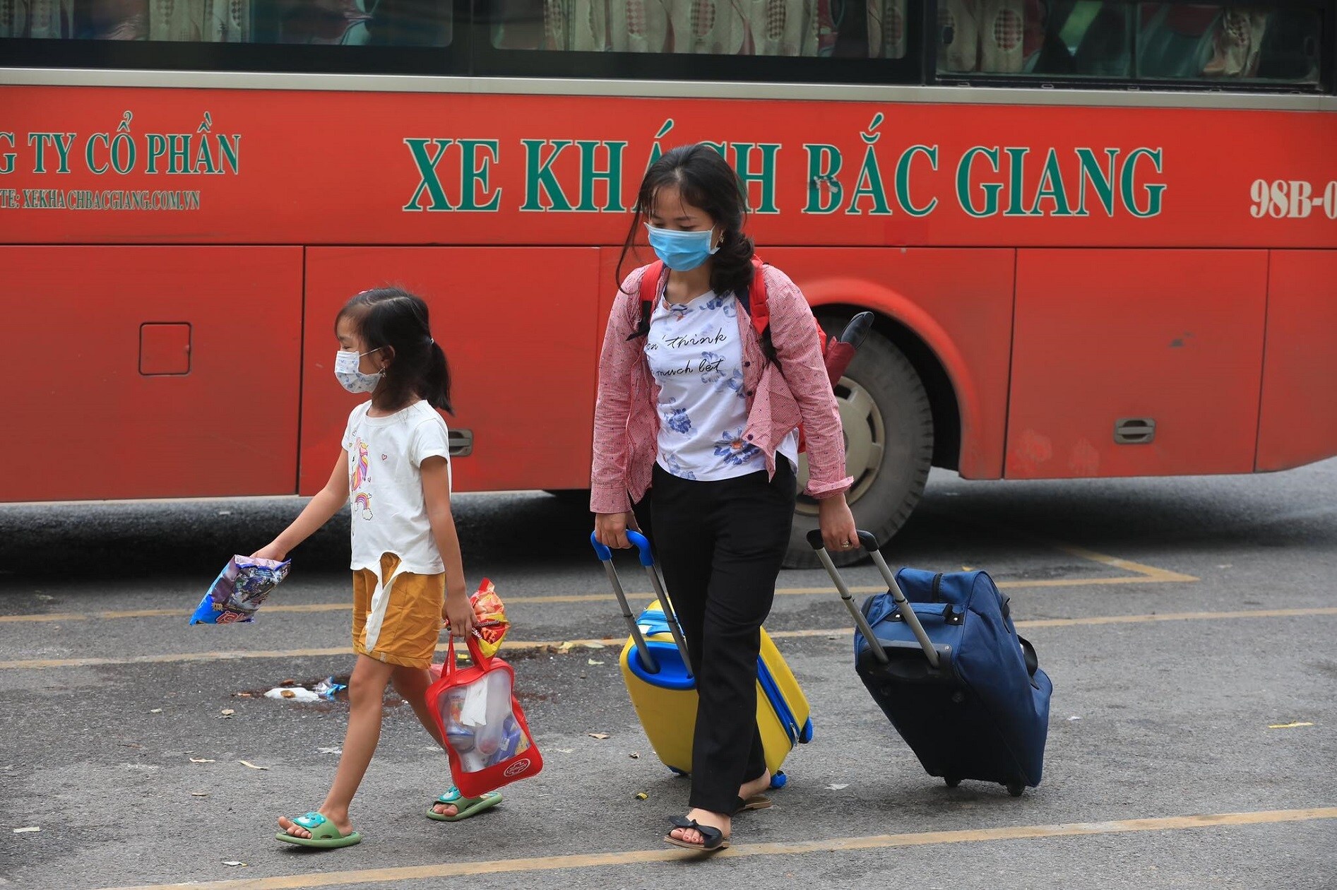 Nhiều gia đình mang theo cả con nhỏ, mệt mỏi sau hành trình trở lại Hà Nội.
