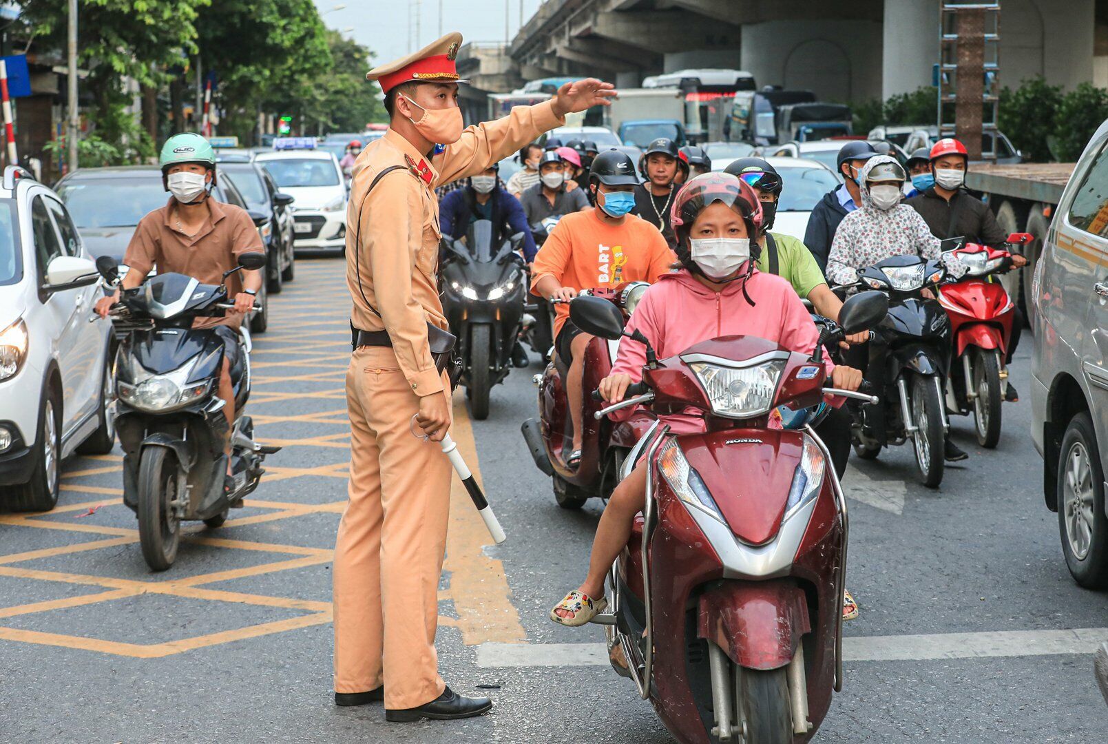 CSGT phân luồng tại khu vực cửa ngõ phía Nam thành phố, đảm bảo cho các phương tiện di chuyển dễ dàng, tránh ùn tắc