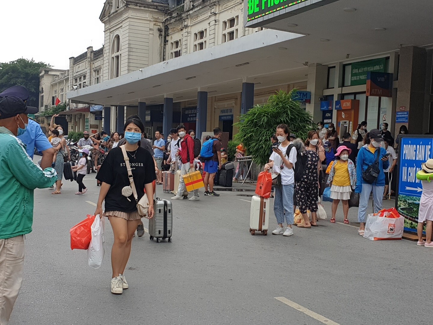 Các chuyến tàu về ga gần như đã kín khách, chủ yếu chỉ còn vài ghế phụ. Đông nhất là tàu Hải Phòng LP6 về ga Hà Nội trưa nay có hơn 1.000 khách, các tàu như SE36 Vinh - Hà Nội, tàu Thống nhất SE8 về trong chiều, tối nay cũng từ 600 khách trở lên bao gồm cả ghế phụ, gần kín phương án chỗ.