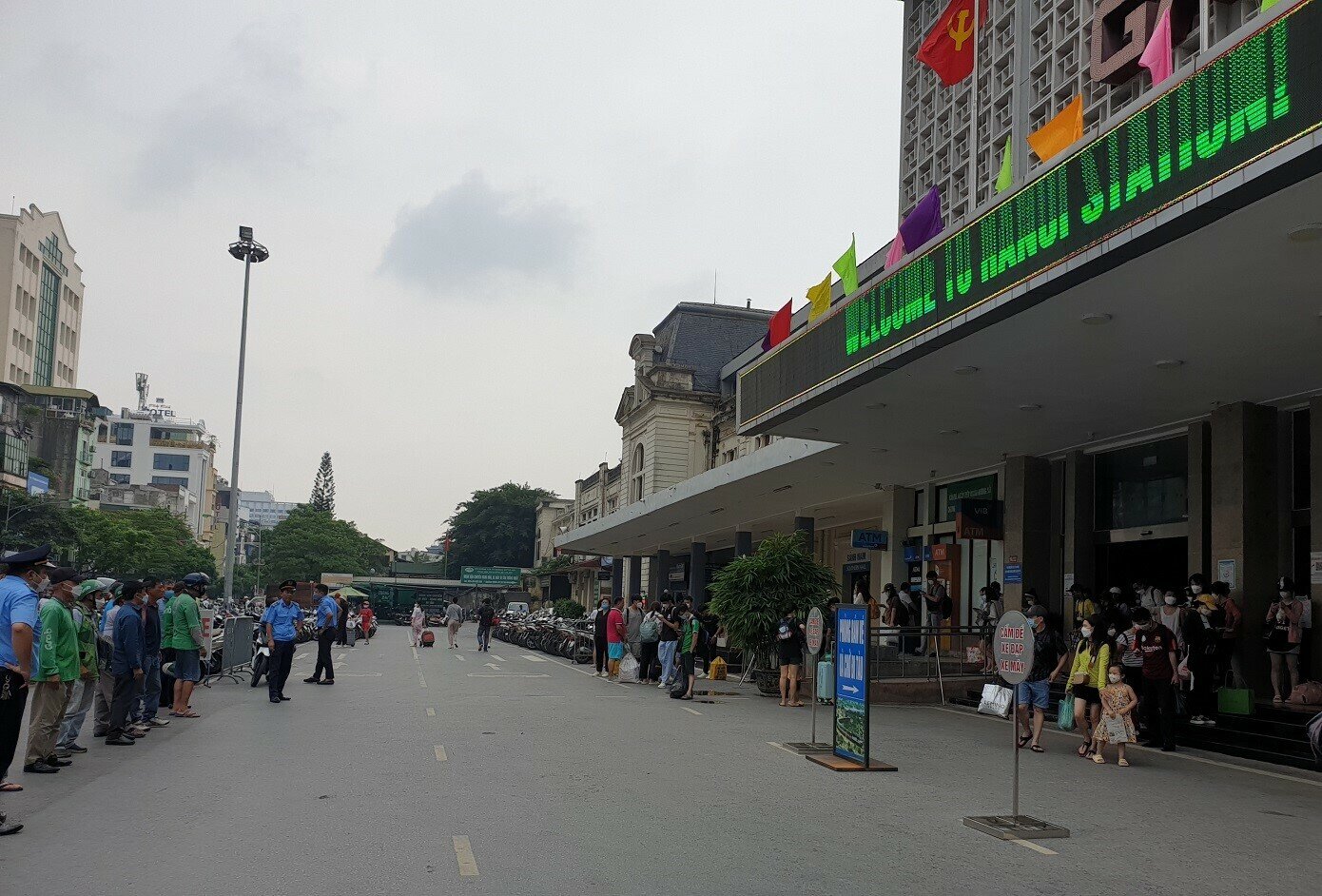 Thông tin với Báo Giao thông, một nhân viên khách vận ga Hà Nội cho biết, từ hôm qua (3/9), các chuyến tàu về Hà Nội đã rất đông khách. Tùy mác tàu, lượng khách từ 500 - 600 người/đoàn tàu, đông nhất là tàu Vinh - Hà Nội và Hải Phòng - Hà Nội, có đoàn gần 1.000 hành khách. 
Ảnh: Các chuyến tàu về trong sáng nay với hàng nghìn hành khách nhưng thông thoáng, không bị lộn xộn, mất ANTT do nhà ga cử nhân viên bảo vệ ngăn tài xế xe ôm, taxi bu kín lối ra của khách