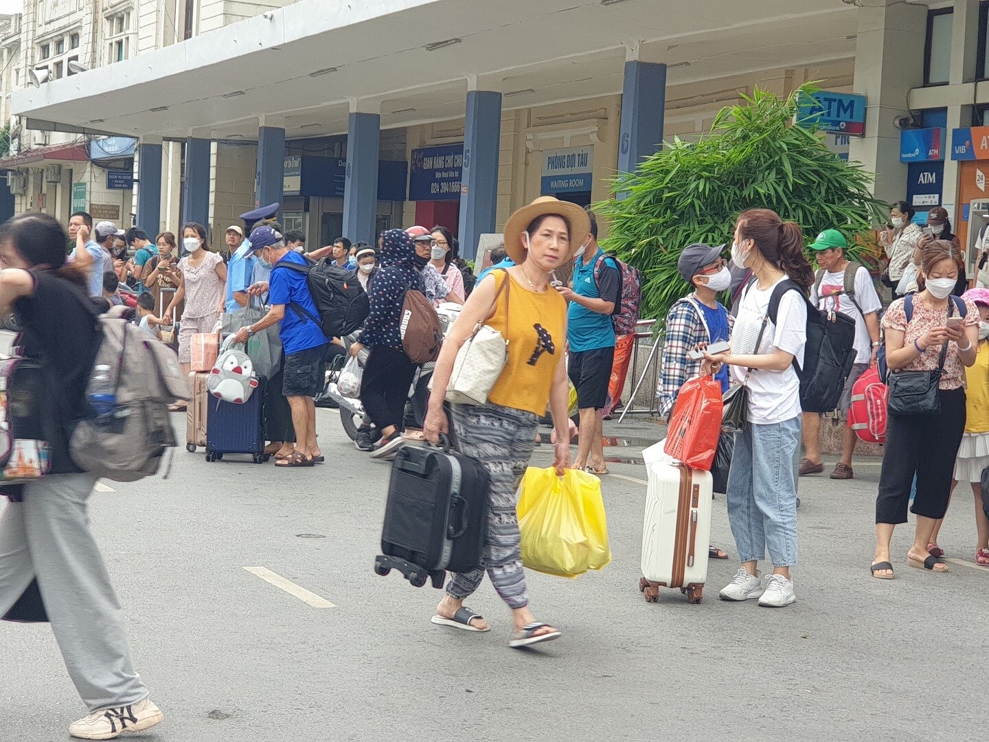 Rất nhanh, khách tỏa ra quảng trường ga đông đúc