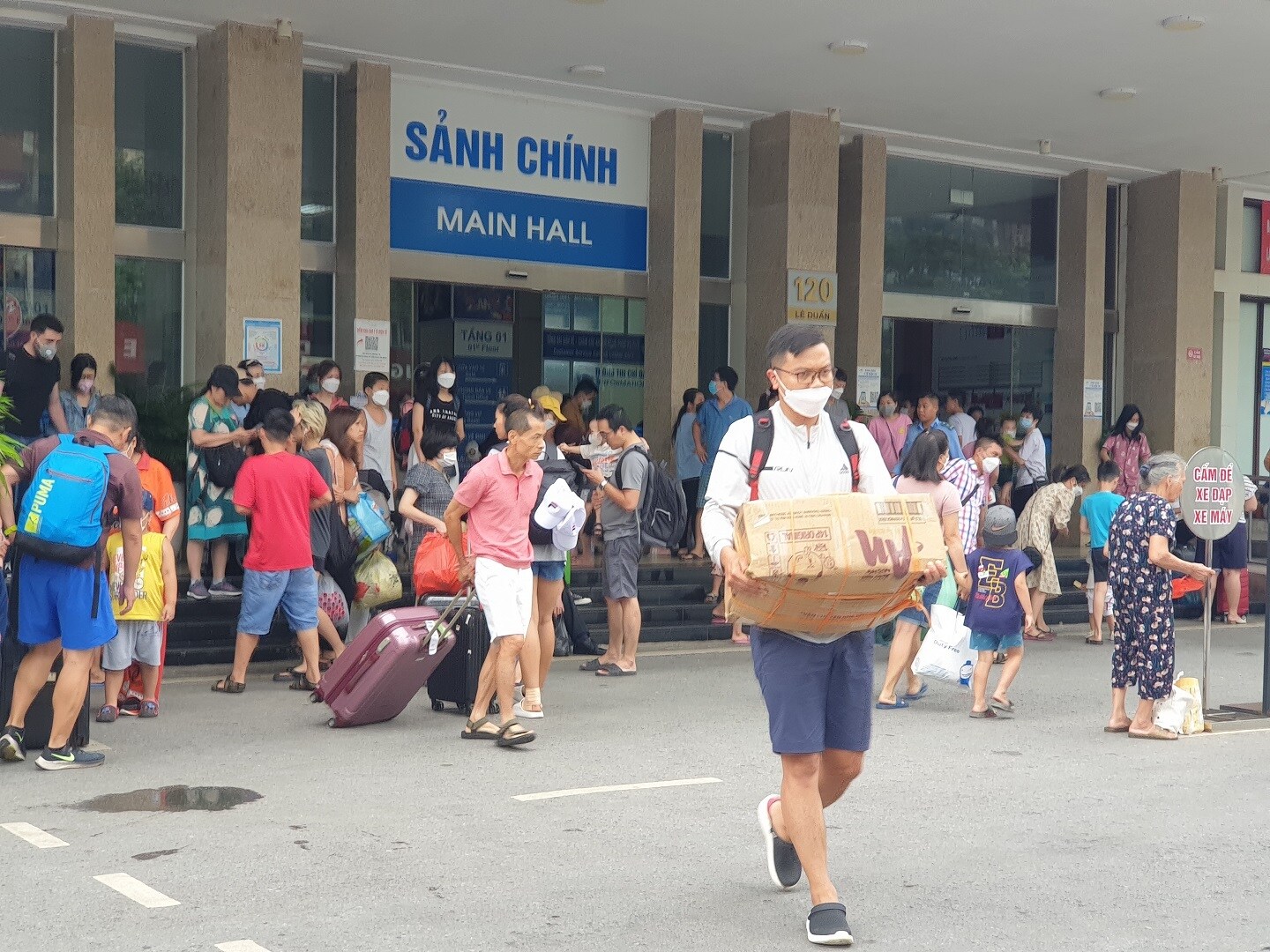Hành khách lỉnh kỉnh hành lý trở về Thủ đô