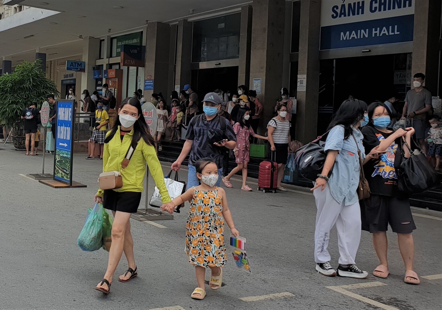Hành khách nhí hào hứng trở về nhà cùng mẹ
