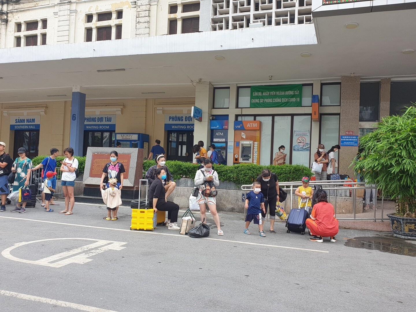 Một số hành khách chờ người nhà đến đón
