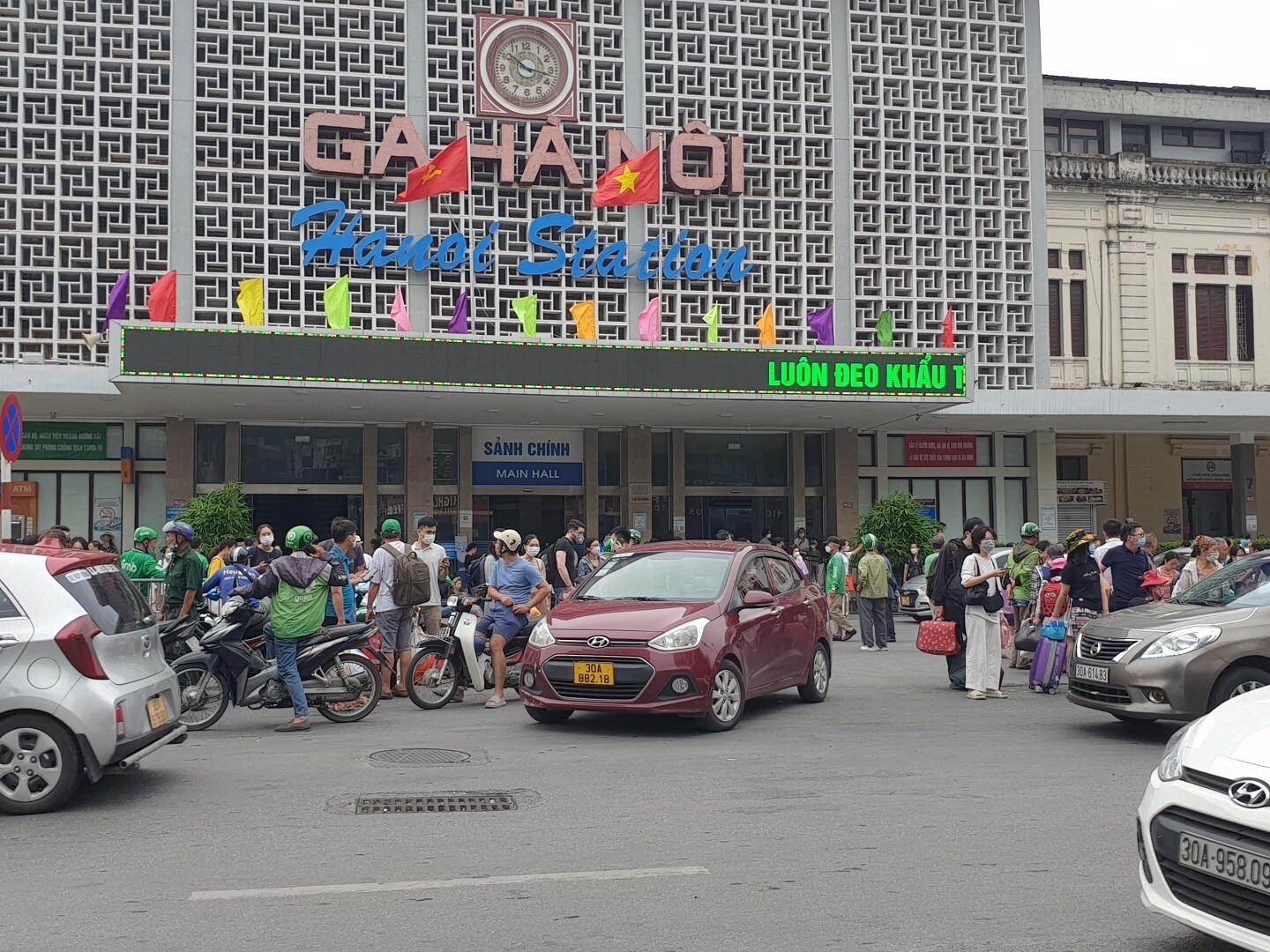 Nhiều hành khách ra đón xe ngay mặt phố Lê Duẩn