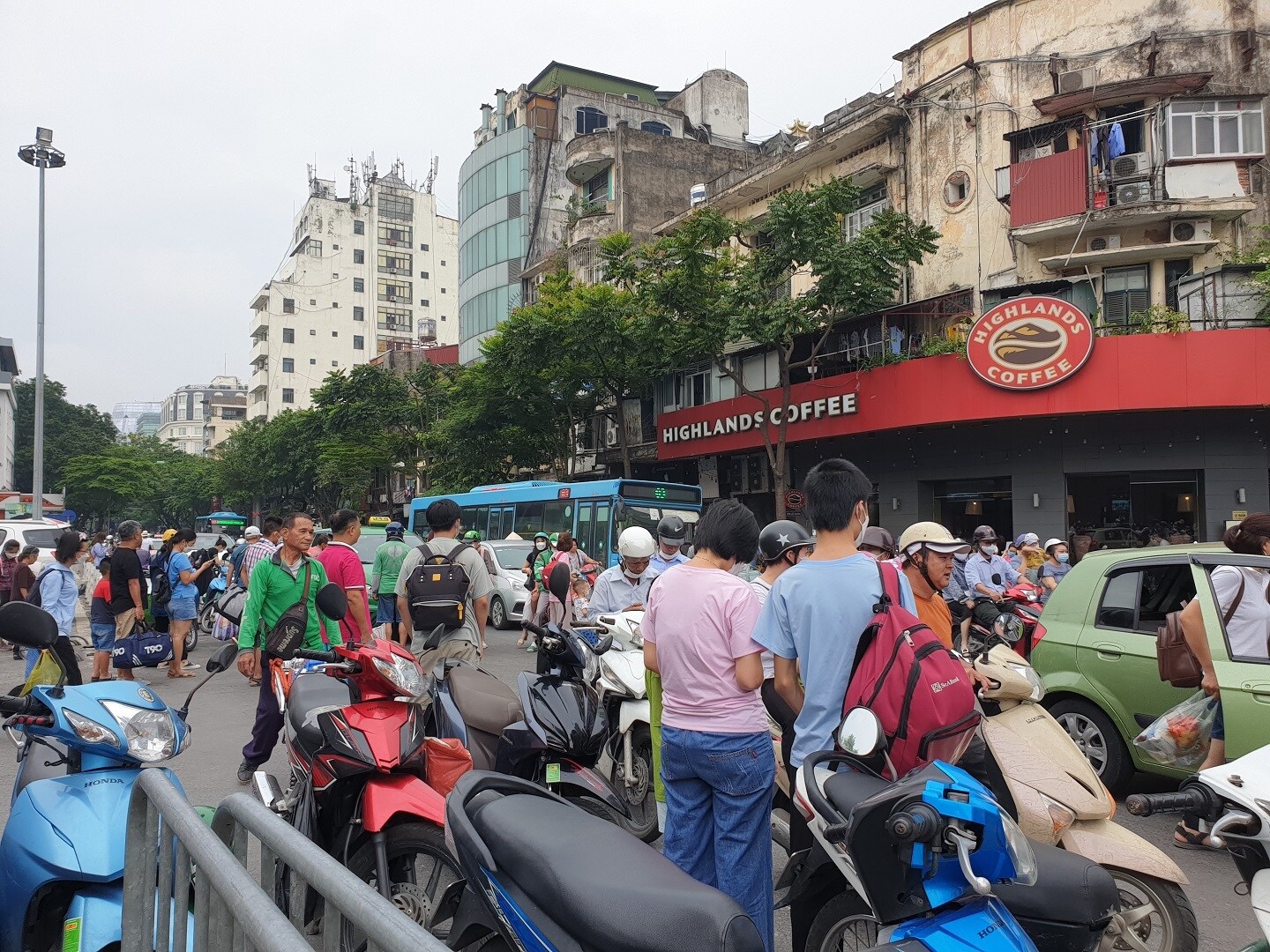 Tàu về gây ách tắc cục bộ đoạn phố Lê Duẩn trước ga chỉ trong thời gian ngắn. Sau đó các phương tiện qua đây lưu thông bình thường.
