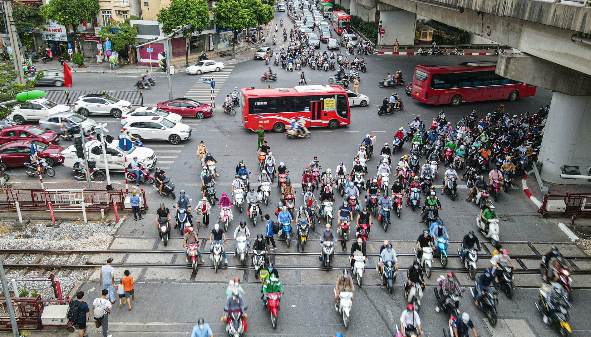 Tại nút giao Giải Phóng - Ngọc Hồi chiều nay khá đông đúc, tấp nập