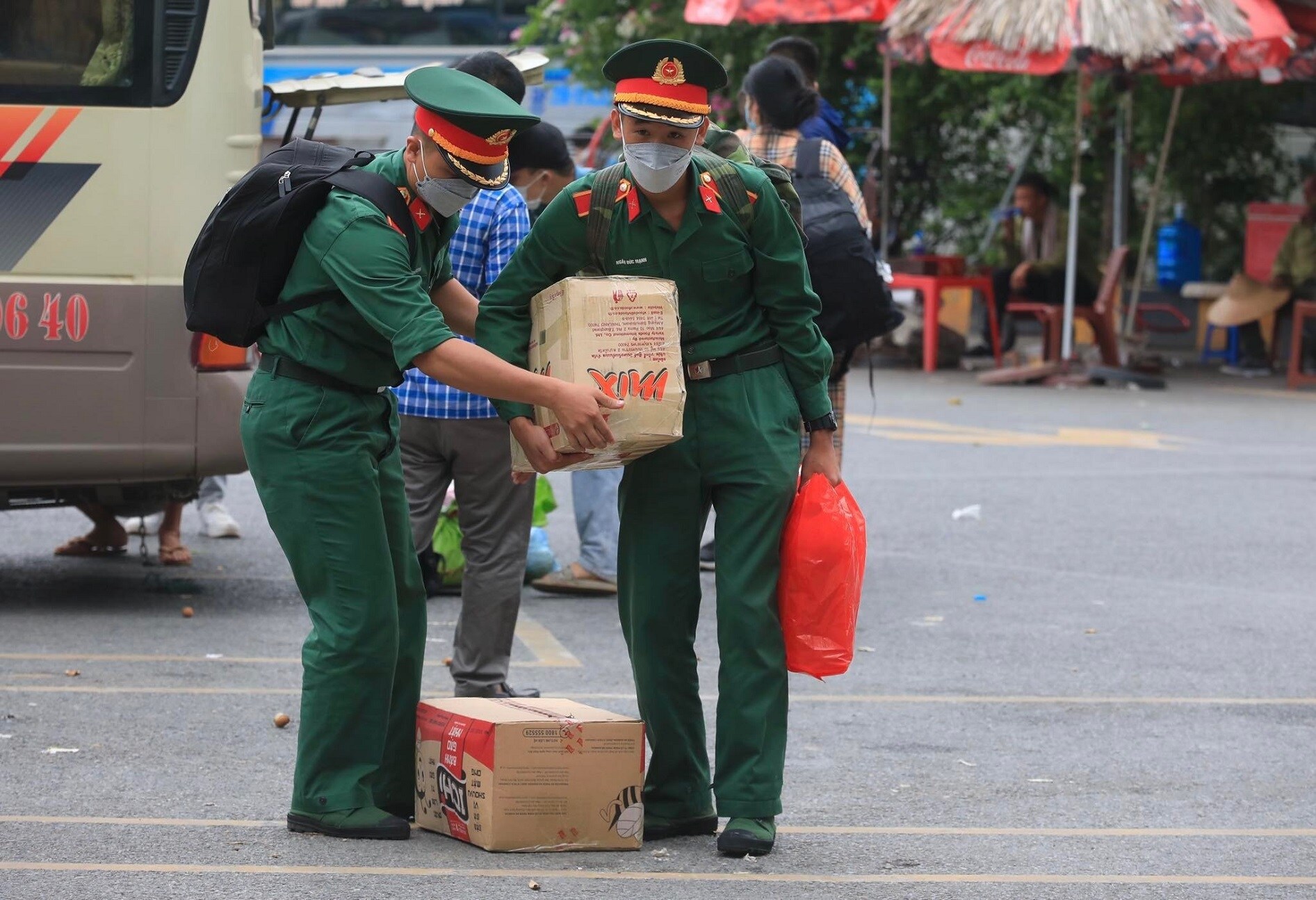 Tại bến xe Mỹ Đình, người dân trở lại thành phố với lỉnh kỉnh đồ đạc, hành lý, thực phẩm...