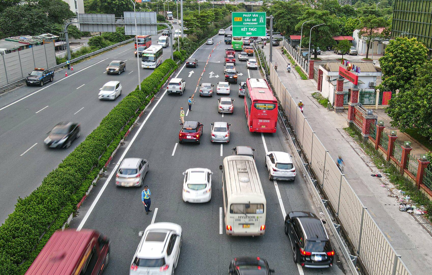 Lực lượng chức năng làm nhiệm vụ tại lối ra cao tốc Pháp Vân - Cầu Giẽ.