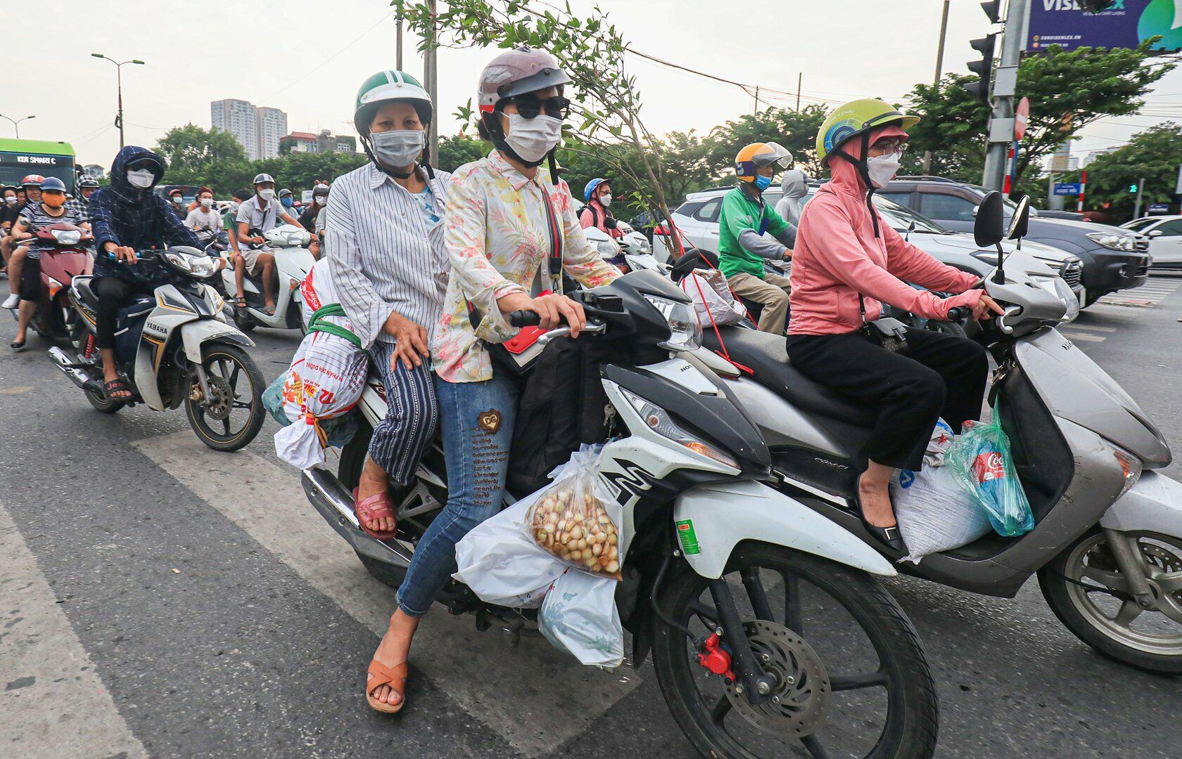 Thời tiết Hà Nội chiều nay khá mát mẻ, thoáng đãng, thuận tiện cho việc đi lại.