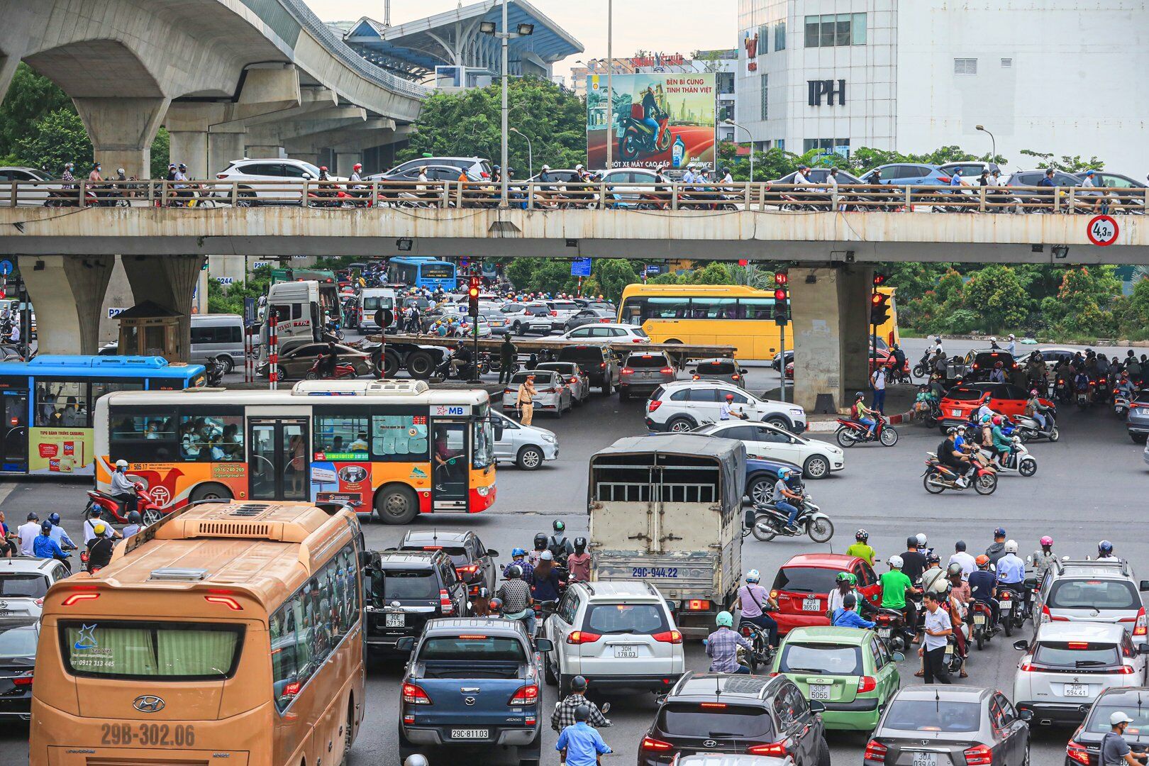 Ngã tư Hồ Tùng Mậu - Xuân Thủy - Phạm Hùng - Phạm Văn Đồng, cầu vượt Mai Dịch, dòng phương tiện đông cả dưới lòng đường lẫn trên cầu vượt.