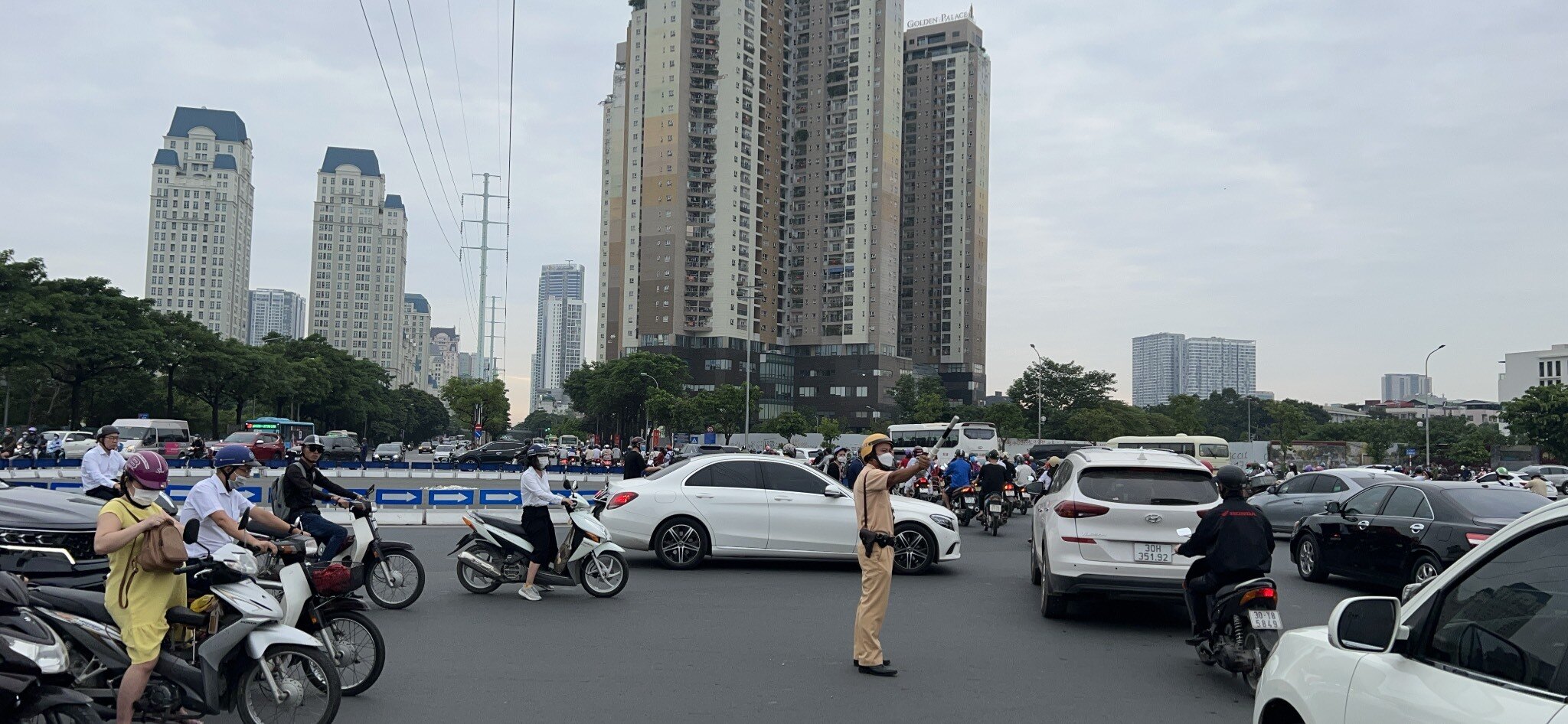 Với phương châm, không để học sinh lỡ khai giảng vì lý do mất an toàn giao thông, từ sáng sớm nay (5/9), trên các tuyến giao thông chính đi qua nhiều khu vực tập trung các trường học ở TP Hà Nội đều có lực lượng CSGT phối hợp cùng với lực lượng Thanh tra giao thông, Cảnh sát 113, công an phường ứng trực và làm nhiệm vụ để tránh ùn tắc xảy ra.