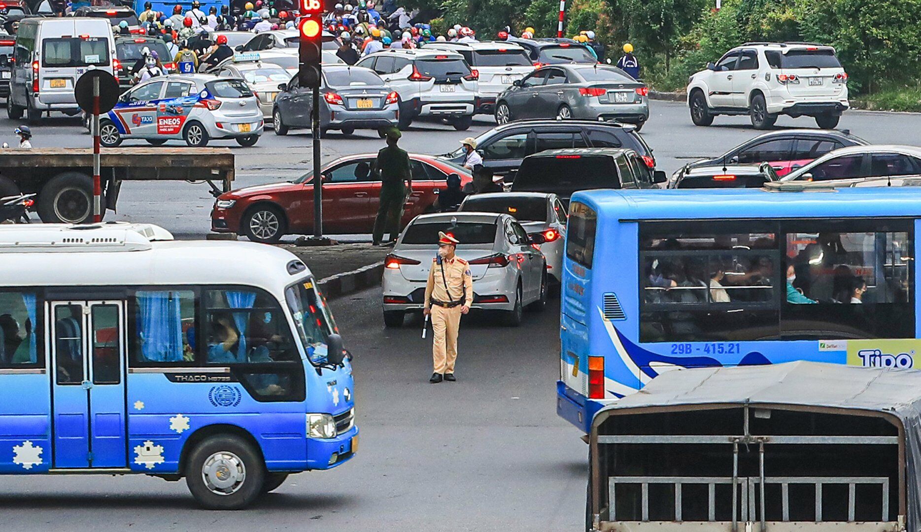 CSGT làm nhiệm vụ điều tiết giao thông tại ngã tư Hồ Tùng Mậu - Phạm Hùng - Phạm Văn Đồng - Xuân Thủy.